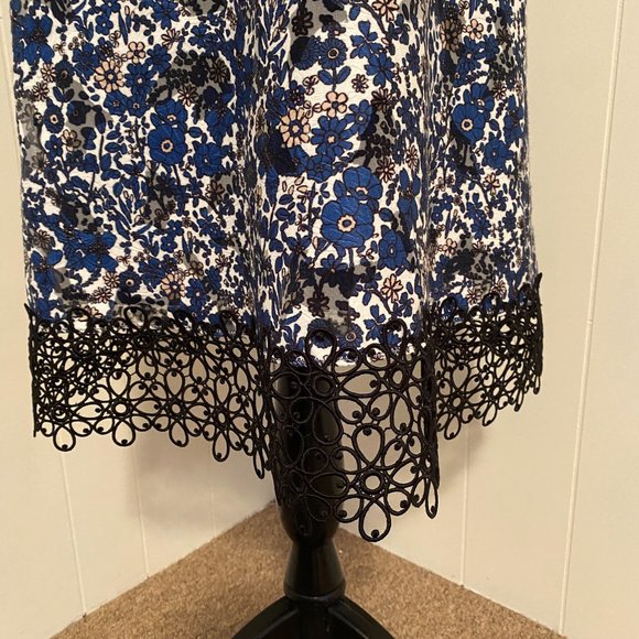 Elie Tahari V-Neck Sleeveless Blue and Black Floral Lace Wren Dress Size 8 - Picture 9 of 13